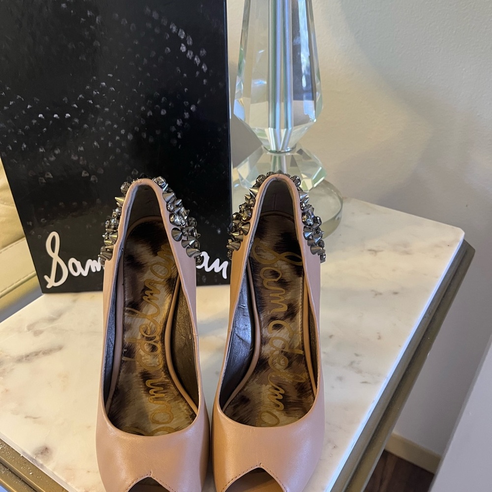 SAM EDELMAN Gorgeous and unique on perfect nude color